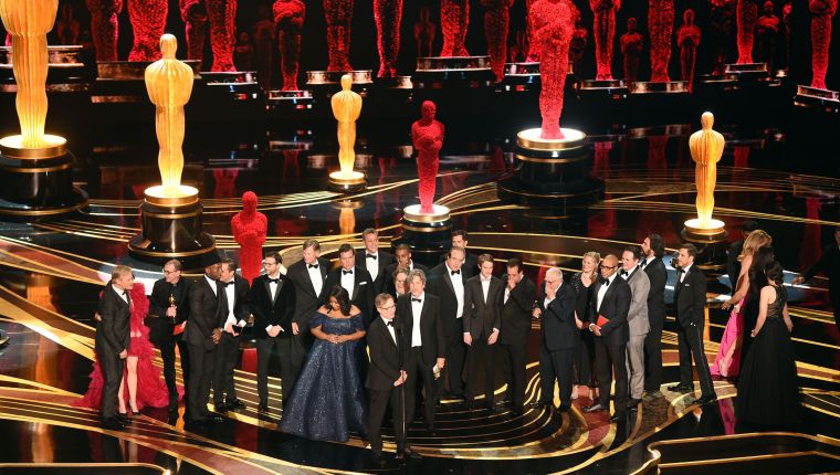 HOLLYWOOD, CALIFORNIA - FEBRUARY 24: Cast and crew of 'Green Book' accept the Best Picture award onstage during the 91st Annual Academy Awards at Dolby Theatre on February 24, 2019 in Hollywood, California. Kevin Winter/Getty Images/AFP == FOR NEWSPAPERS, INTERNET, TELCOS & TELEVISION USE ONLY ==